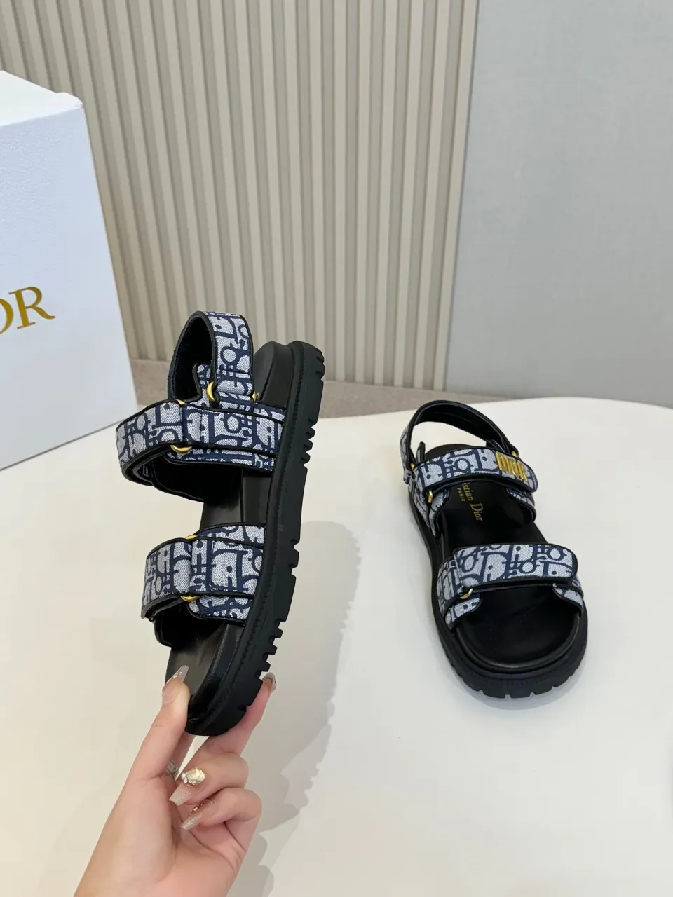 👟👟Ex-factory price 500👟👟 These Dioract sandals are carefully made of blue plaid jacquard fabric and other materials, decorated with off-white raffia Oblique print, fashionable and modern. The insole is made of lightweight and comfortable leather that fits the shape of the foot, and is equipped with a Velcro strap. The upper strap is embellished with a gold-finished metal Dior logo, which is more refined. Can be matched with various styles to show modern style. . Help surface material: fabric. Dior signature in gold-finish metal. 2 adjustable Velcro straps. Leather insole that fits the shape of the foot, soft and lightweight texture, EVA notch sole decorated with Christian Dior's lucky star symbol Made in Italy Code number: 35--42 (41 42 customized, non-refundable)